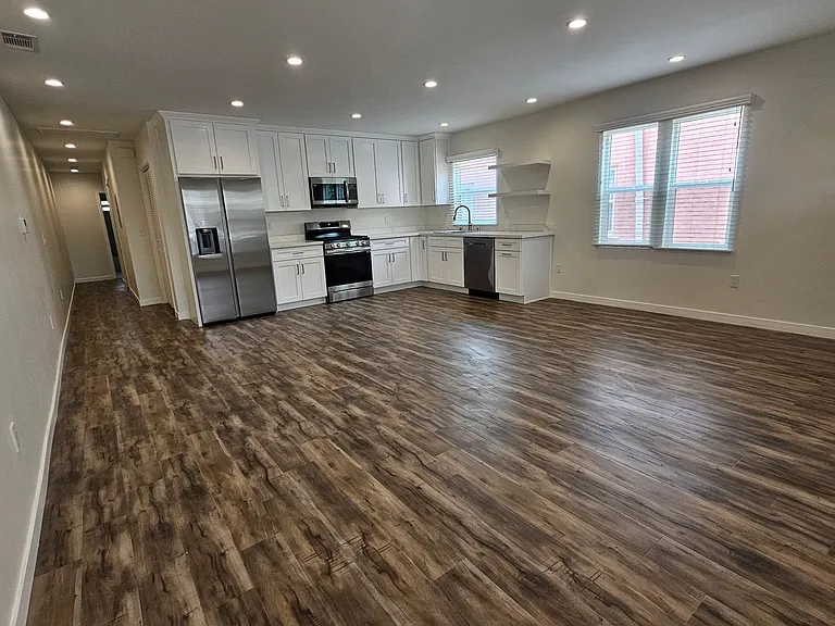 1416-1418 E. Windsor Rd. — Photo 6