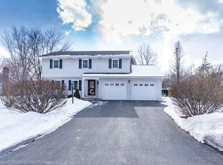 46 Longmeadow Dr, Delmar, NY 12054