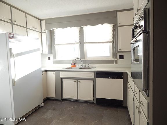 3rd image of 1222 Forest Ave