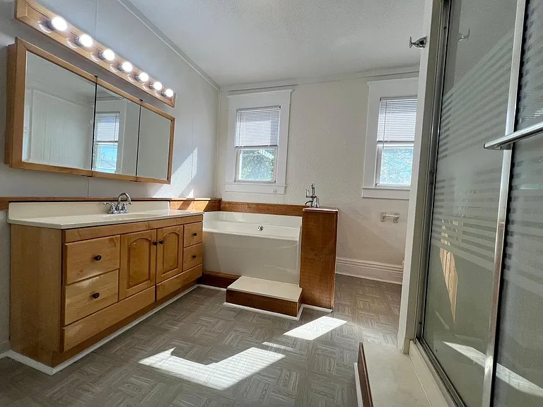 539 W Jefferson St — Photo 12