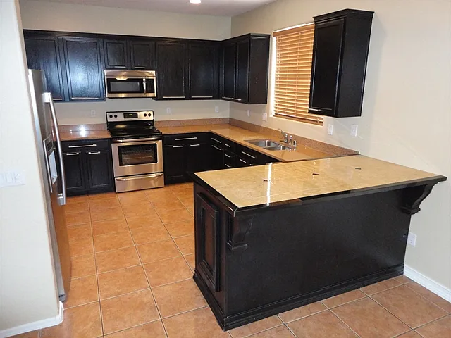 4 bed, 3.0 bath, 2406 sqft, $2,395 — Photo 3