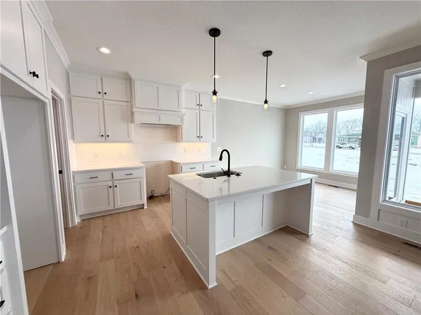 25013 W 94th Ter, Lenexa, KS 66227