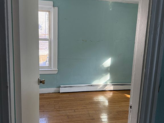 5th image of 72 Sylvian St Floor 1