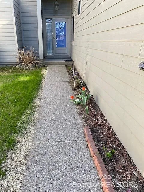 628 Watersedge Dr photo 1