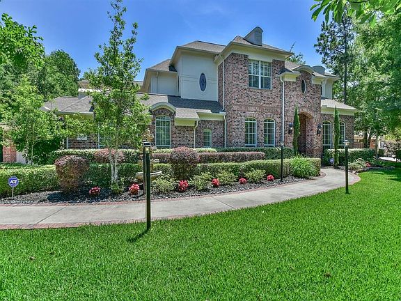 PLENTY OF LIGHTS TO LIGHT YOUR PATH HOME. NEW ROOF AND OUTDOORS PAINTED 2 YEARS AGO. THIS IS A MUST SEE. YOU WON'T BE DISAPPOINT