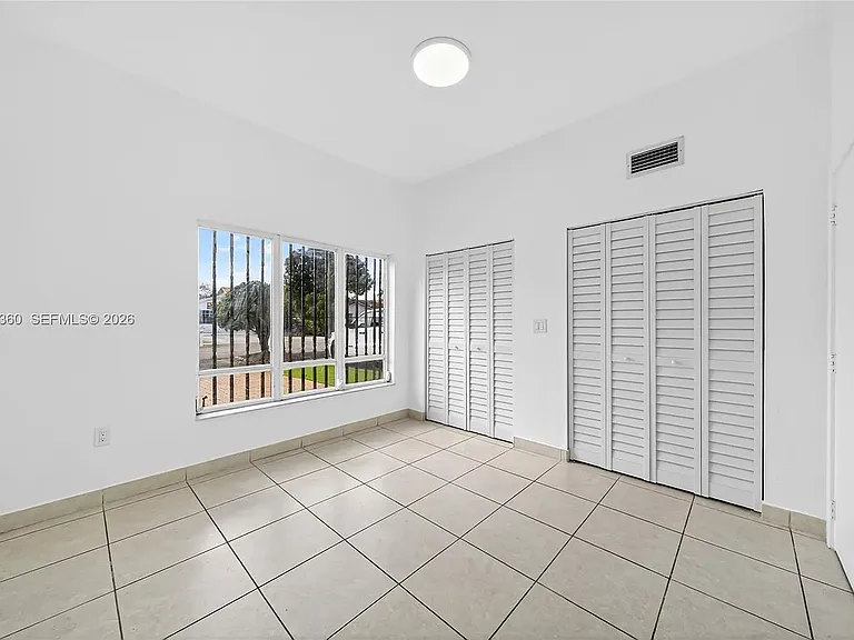 929 W Beacon Ave — Photo 2