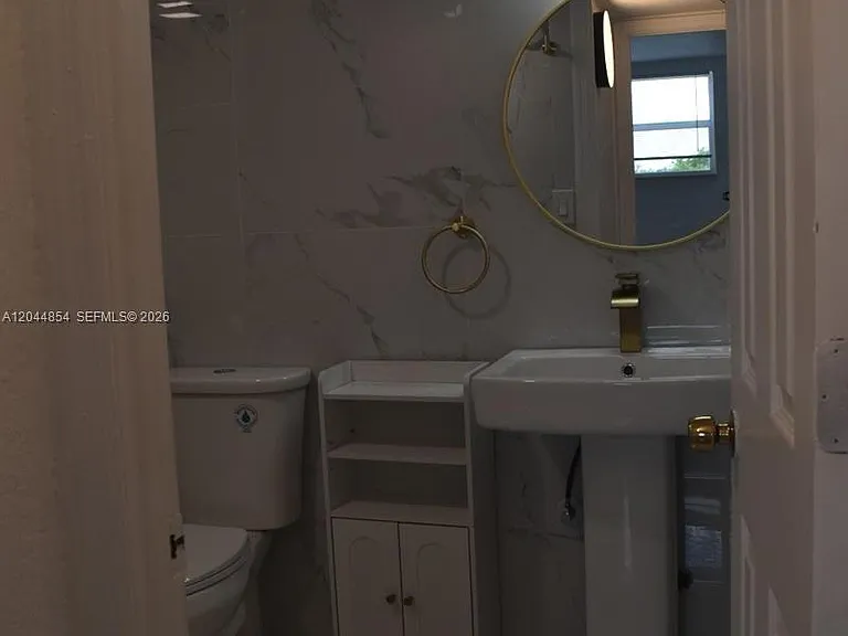 666 W 81st St #311 — Photo 8