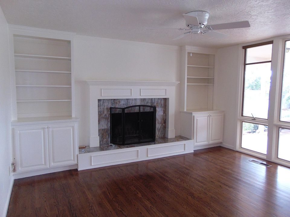 Family Room, overlooks Pool