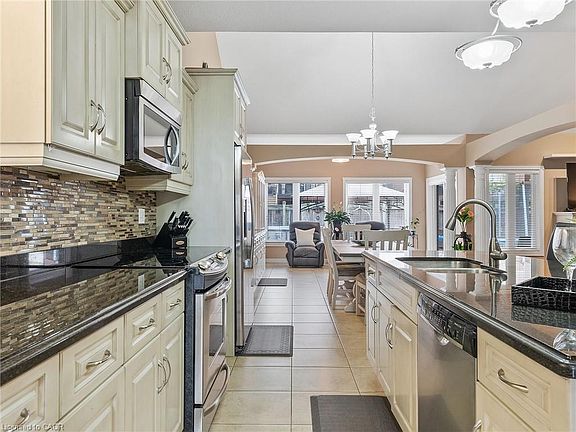 5th image of 52 Arrowhead Dr