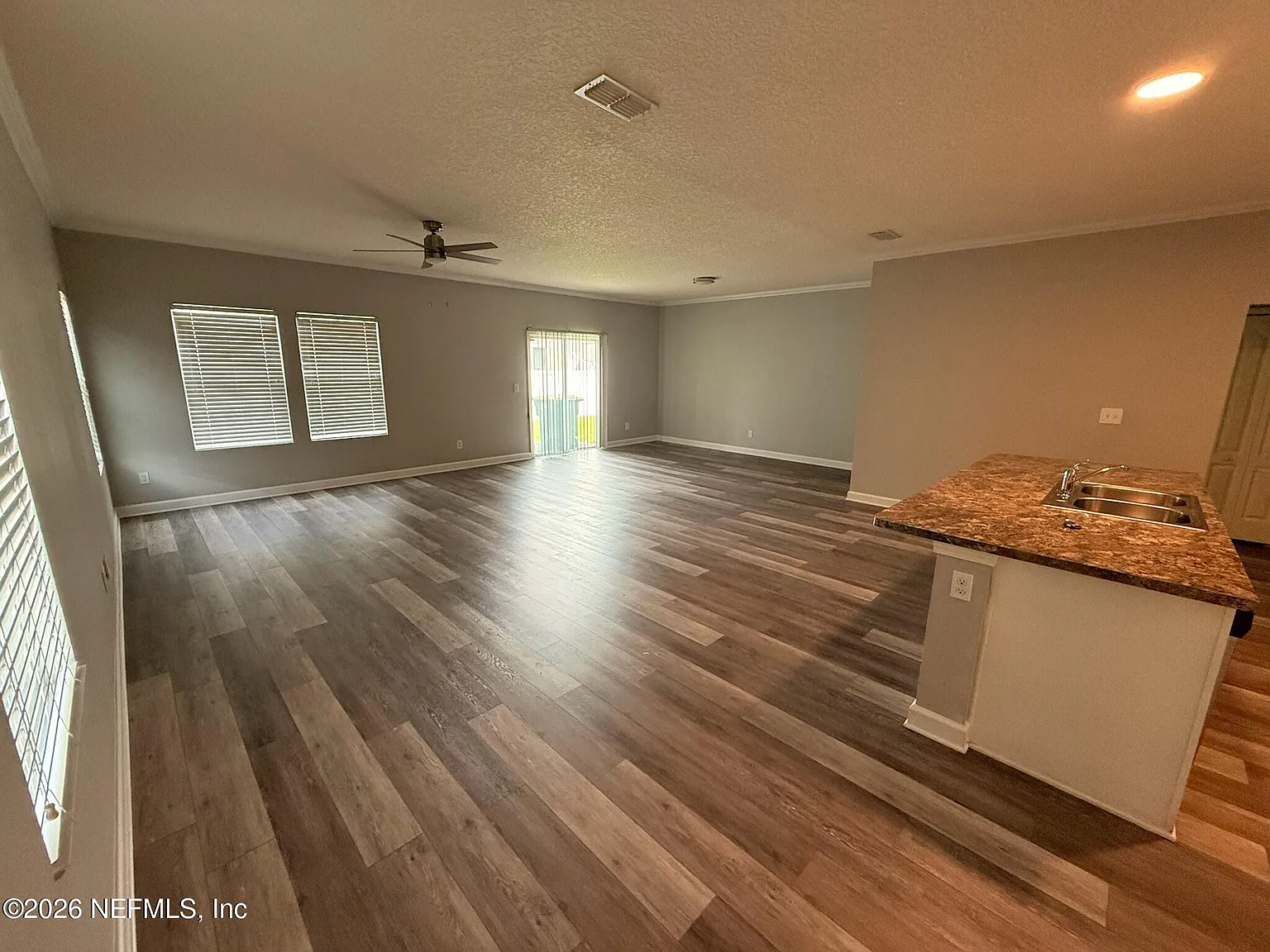 3 bed, 2.5 bath, 1949 sqft, $2,000 — Photo 3
