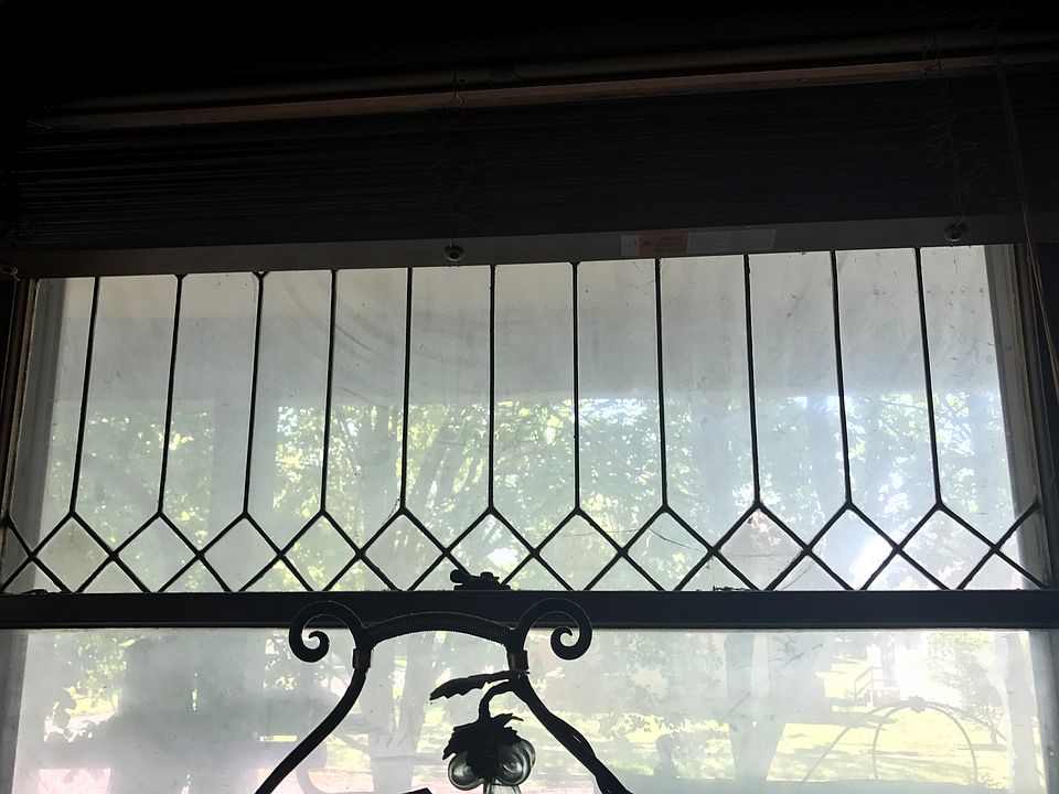 windows w.side leaded glass