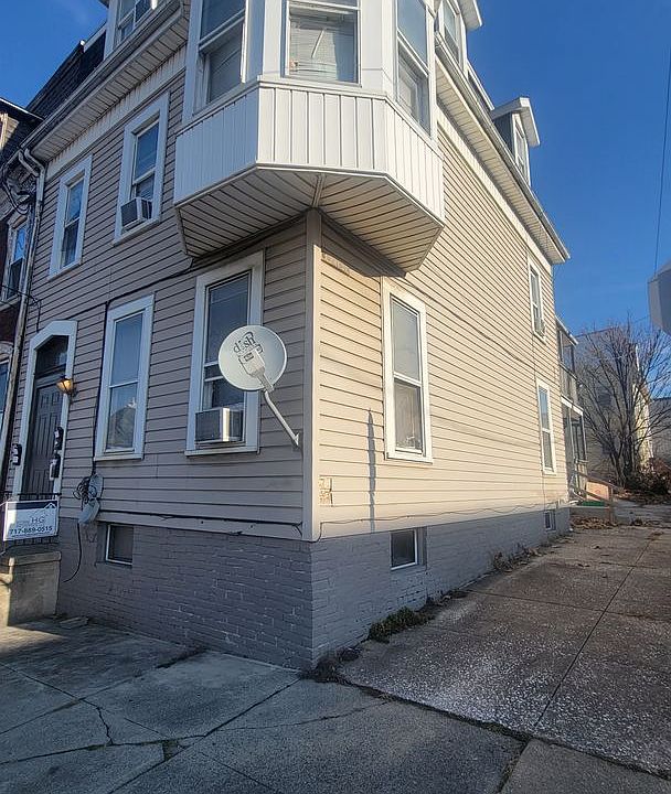 1st image of 301 N Queen St APT 3