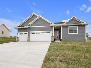 1800 Lakeview Dr, Pella, IA 50219