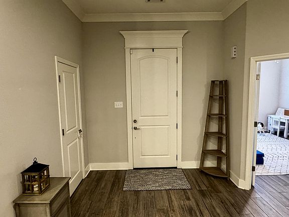 3rd image of 1717 Creekview Dr