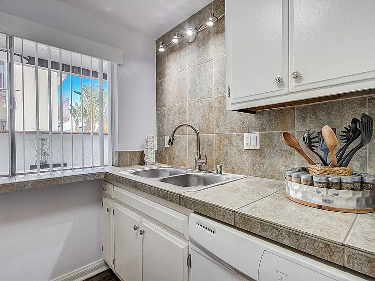El Cordova Apartments — Photo 14