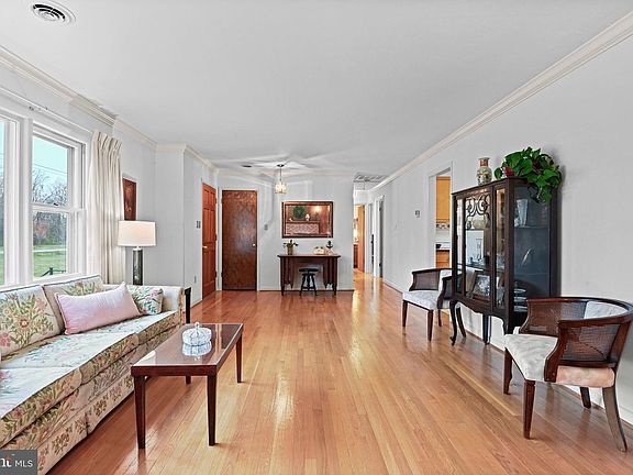 4th image of 1396 S King St