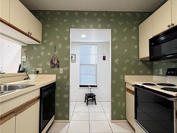 3rd image of 17 Plantation Dr APT 201