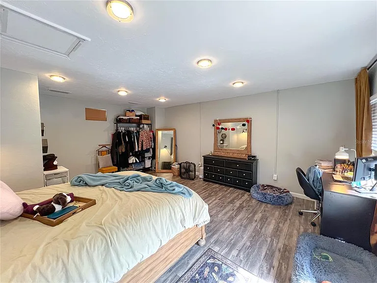704 NE 1st St #B — Photo 7