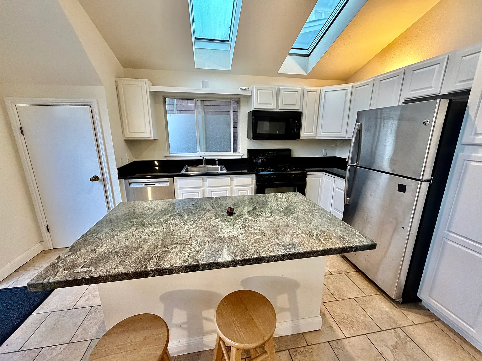 1 bed, 851 sqft, $3,500 — Photo 3
