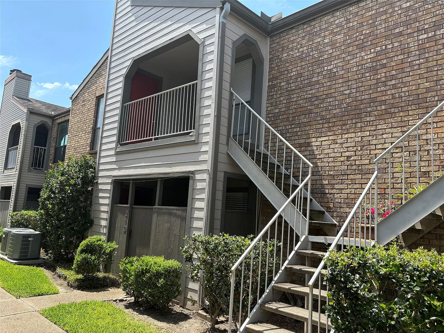1 bed, 1.0 bath, 824 sqft, $1,300 — Photo 1