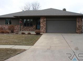 2305 S Pepper Ridge Ave, Sioux Falls, SD 57103