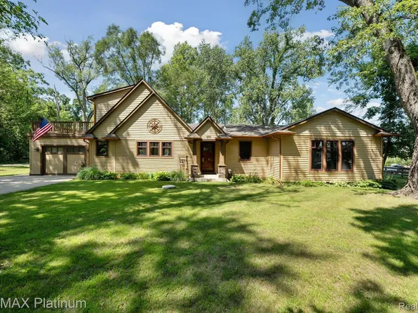 8751 Beechwood Dr, Gregory, MI 48137