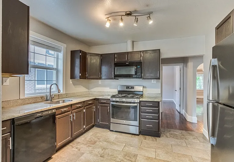 4435 N Clay St — Photo 11