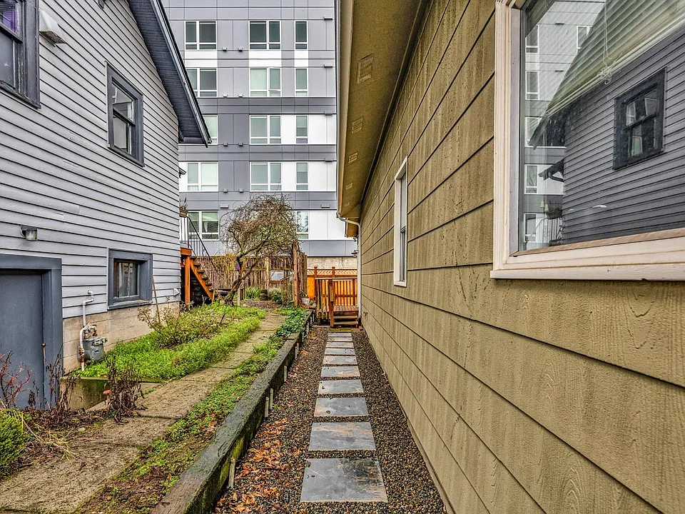 Walkway to Unit B