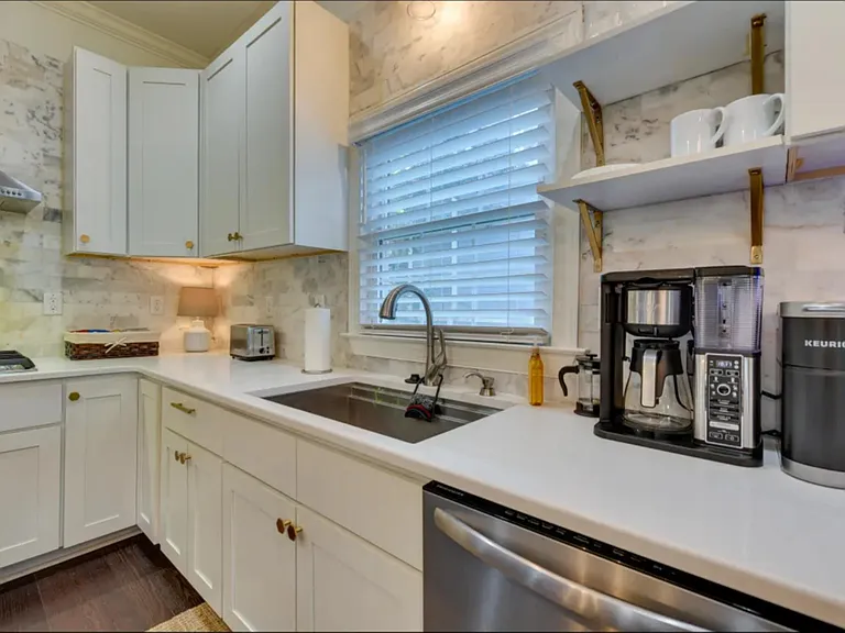 1104 Greenleaf Ave — Photo 12