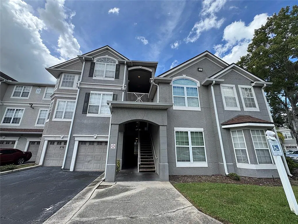 1 bed, 1.0 bath, 890 sqft, $1,450 — Photo 1