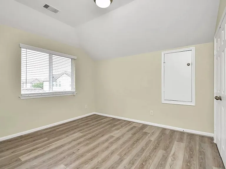 6315 Bain Dr — Photo 32