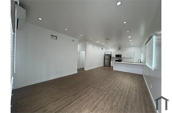 Building Photo - 9525 Juniper St #50