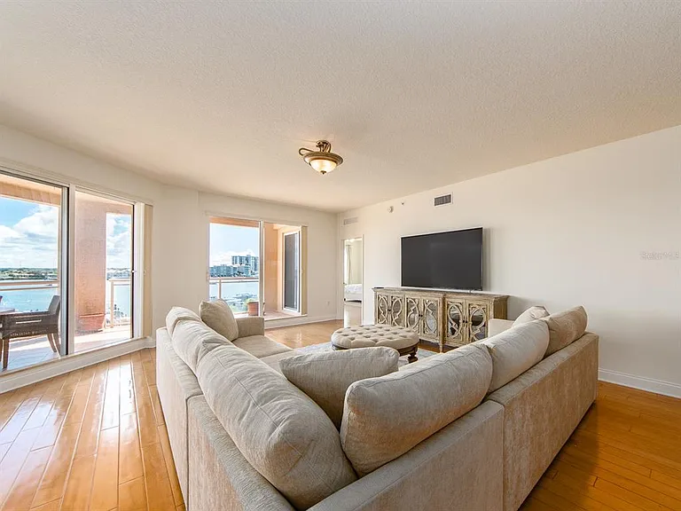 521 Mandalay Ave #410 — Photo 7