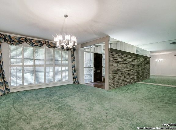 4th image of 323 OAK GLEN
