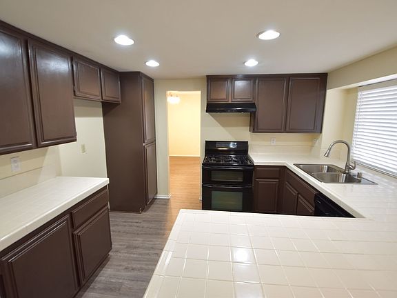 4th image of 45613 Clubhouse Dr