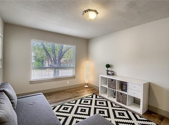 5th image of 2401 Loyola Ln