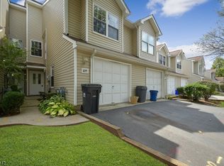 1095 Oakcroft Ln, Somerset, NJ 08873