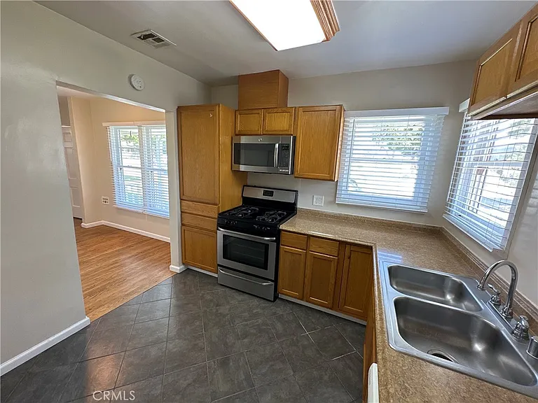 210 S Bush St — Photo 17