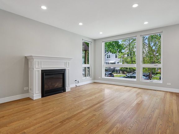 4th image of 2835 N Hamlin Ave
