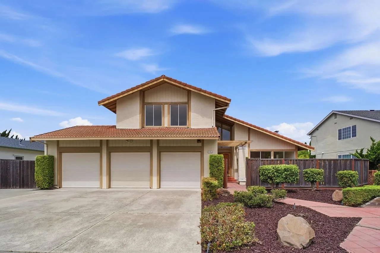 5 bed, 2400 sqft, $2,000 — Photo 3