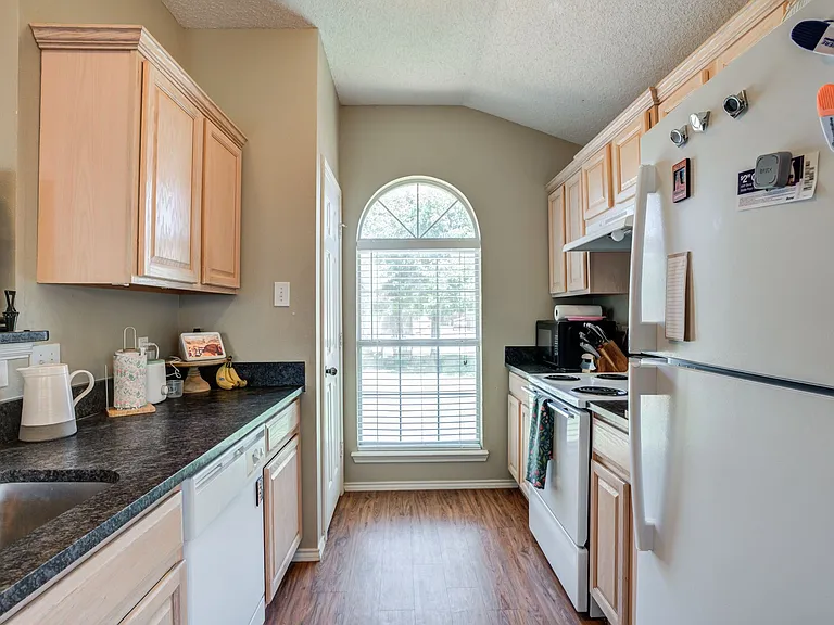 505 N Iola Ave — Photo 13