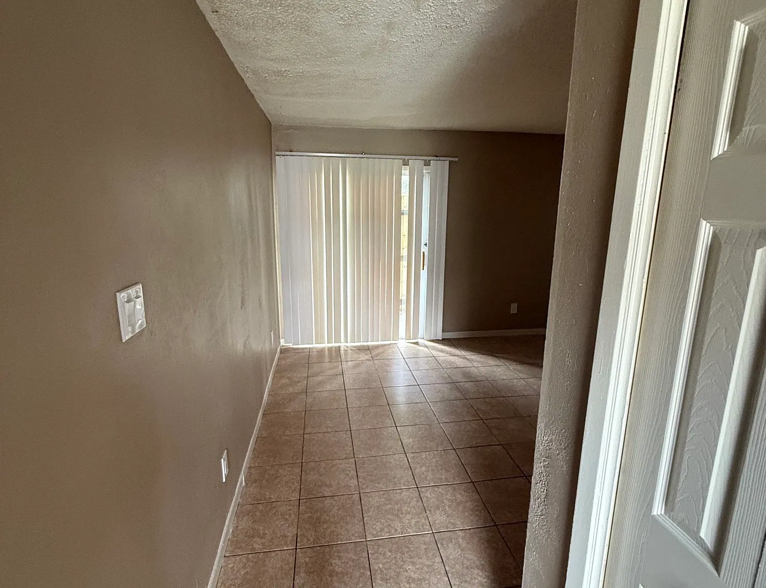 2213 Jennifer - 3 — Photo 2
