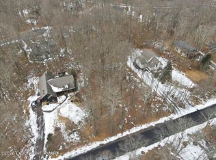 37 Lyman Ln, Gouldsboro, PA 18424