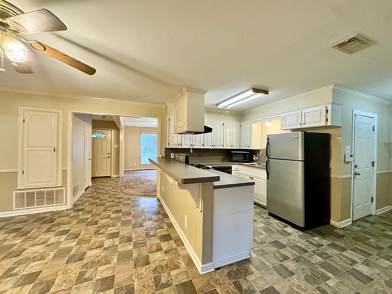 604 Enfield Dr — Photo 4