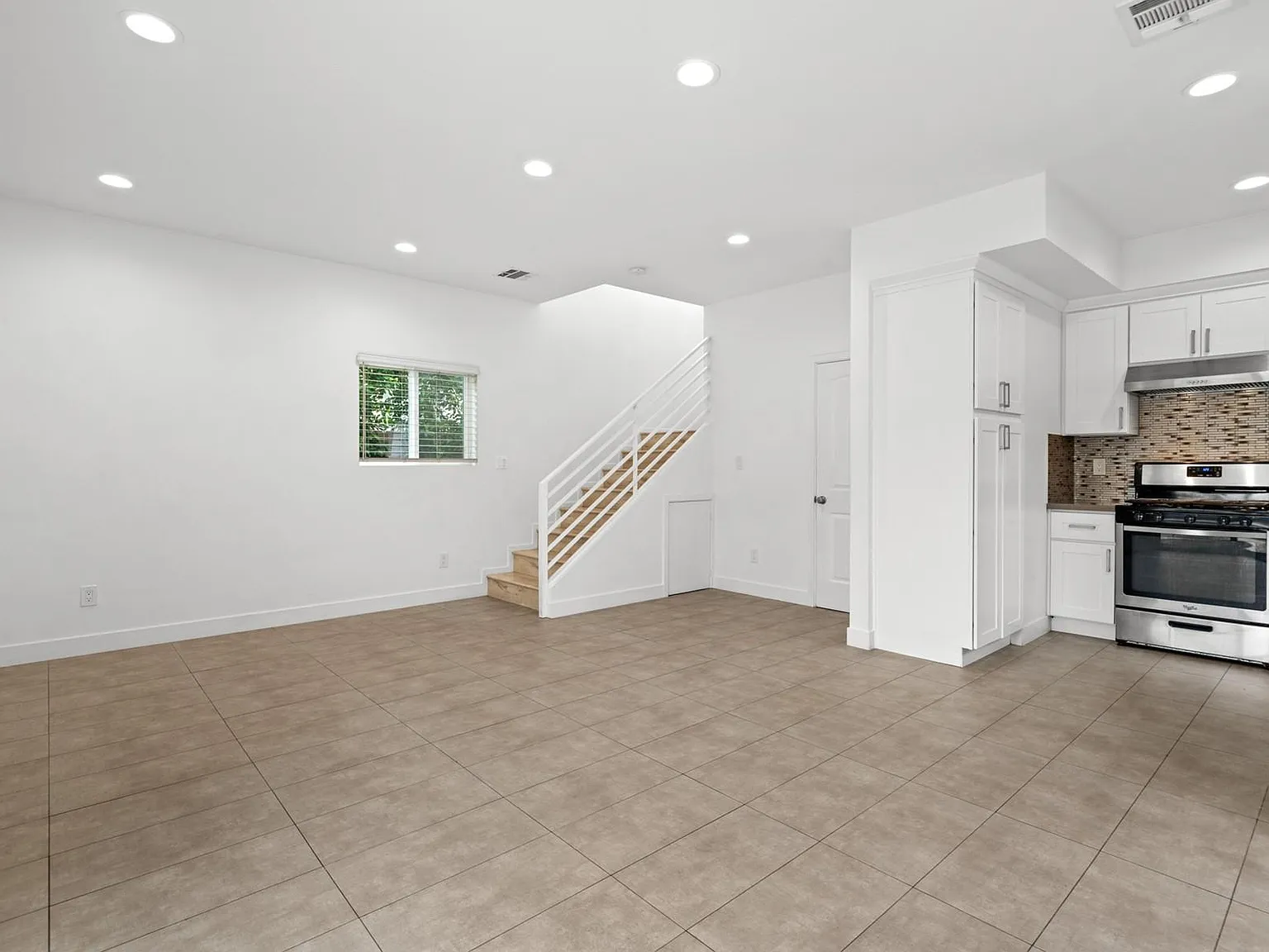 2 bed, 1.5 bath, 1030 sqft, $3,200 — Photo 2