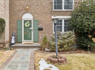 9896 Cardinal Rd, Fairfax, VA 22030