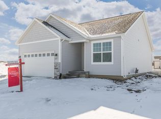 9008 Grand Oaks Dr NE, Cedar Rapids, IA 52402