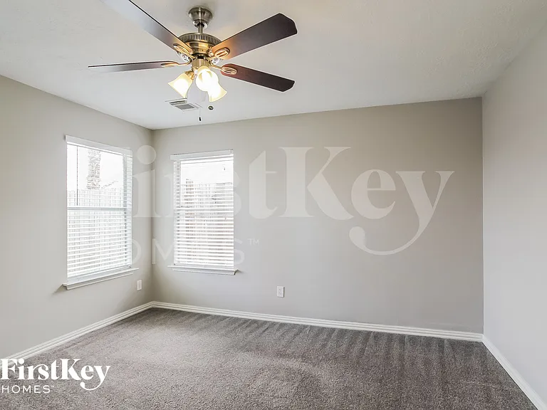 916 Willaby St — Photo 7