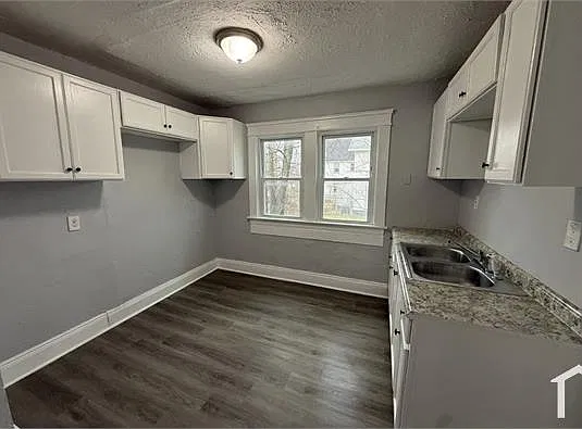 3 bed, $1,300 — Photo 2