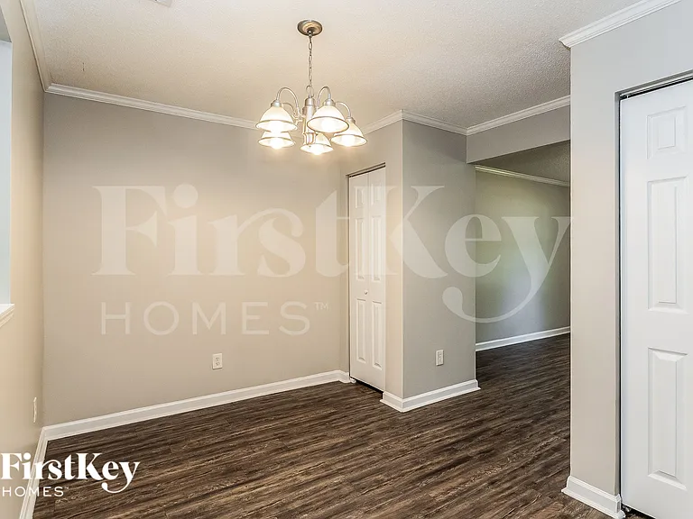 423 Aberdeen Cir — Photo 4